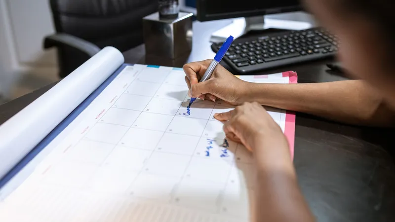 Person trägt Termine in einen Kalender ein