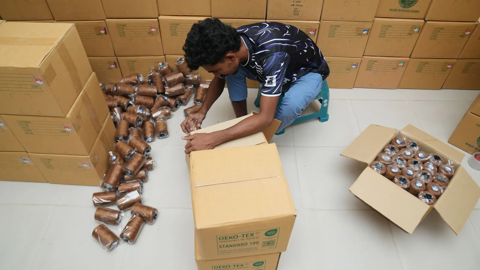 Mann packt Produkte in Kartons zur Prüfung